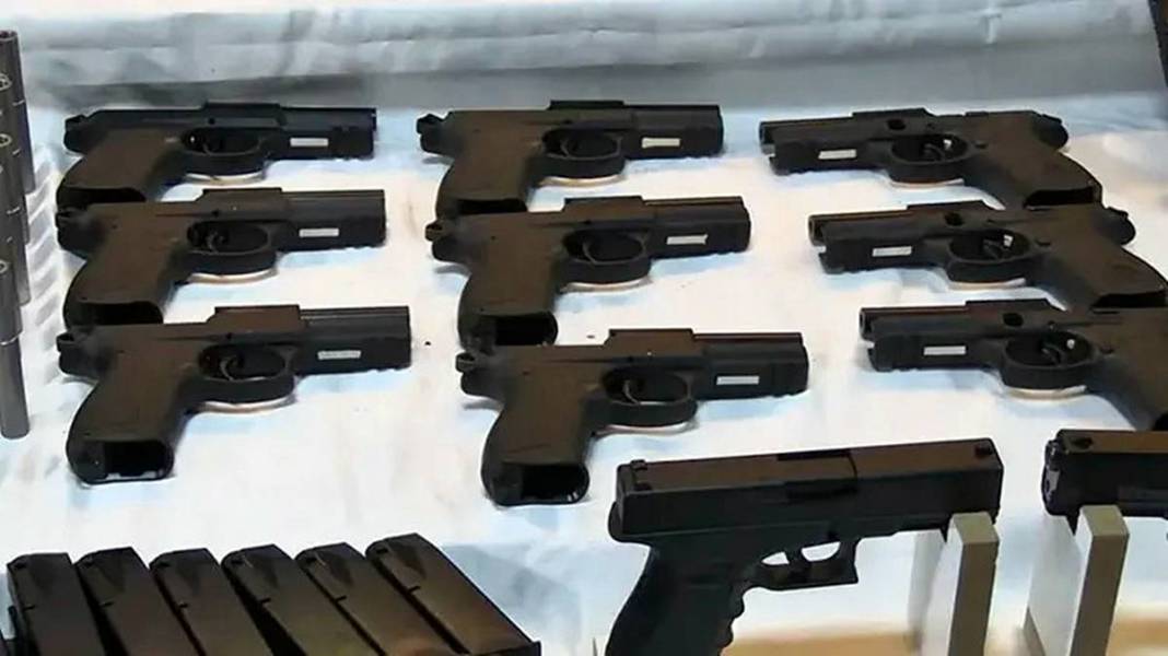 Oyuncak dükkanının alt katına inen polisin ağzı açık kaldı! Şehrin göbeğinde üretim atölyesi kurmuşlar 7